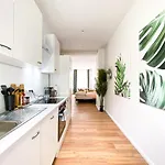 Freundliche Mit Regendusche, Kueche, Waschmaschine&trockner, Tv, Wlan Daire Leipzig