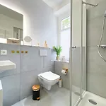 Daire Freundliche Mit Regendusche, Kueche, Waschmaschine&trockner, Tv, Wlan Leipzig