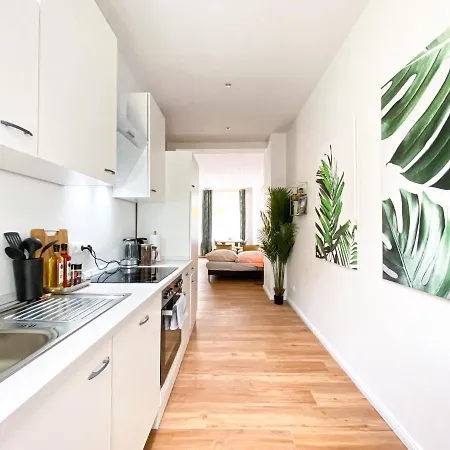 Freundliche Mit Regendusche, Kueche, Waschmaschine&trockner, Tv, Wlan Apartment Leipzig