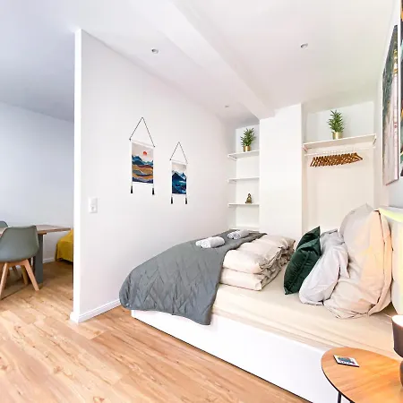 Freundliche Mit Regendusche, Kueche, Waschmaschine&trockner, Tv, Wlan Leipzig